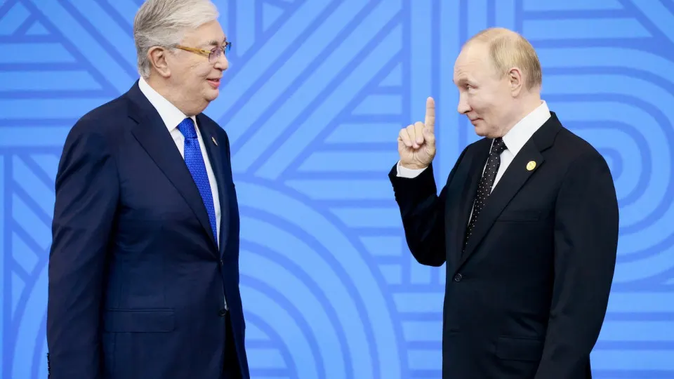 В связи с сокращением выпуска топлива после остановок НПЗ и ремонтными работами Россия рассматривает поставки около 50 тысяч тонн бензина Аи‑92 из Казахстана; обсуждается обмен на авиакеросин и возможный морской импорт.