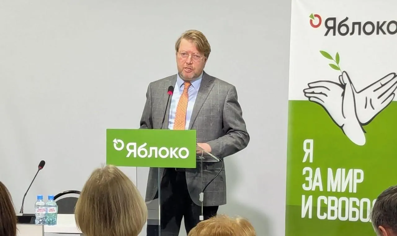 Верховный суд оставил в силе решение о штрафе против председателя «Яблока» Николая Рыбакова за публикацию фотографии Алексея Навального; партия намерена обжаловать решение в Конституционном суде.