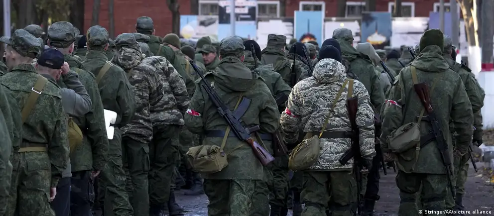 Заявления об обсуждении осенней мобилизации в 2026 году опровергают официальные лица, но независимые источники фиксируют проблемы с набором контрактников и рост оттока граждан. Эксперты считают решение за руководством страны.