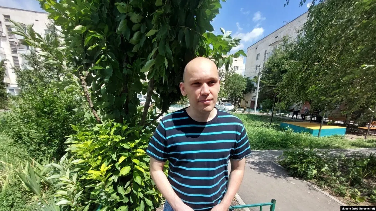 В обновлённый список участников «Крымской солидарности» вошёл слепой активист Игорь Никитенко. Правозащитники предупреждают о рисках преследования и возможной уголовной ответственности при повторных нарушениях требований о маркировке.