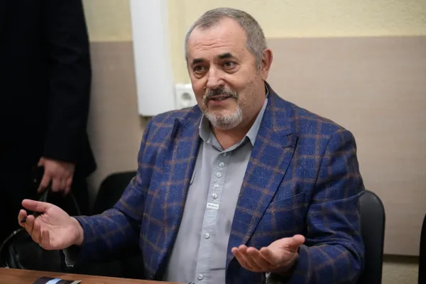 Протоколы по этим статьям мешают выдвижению в кандидаты. Большинство дел закончились минимальными штрафами — от 1 до 2 тысяч рублей. В списке обвиняемых — представители «Яблока», КПРФ, «Справедливой России» и независимые активисты.