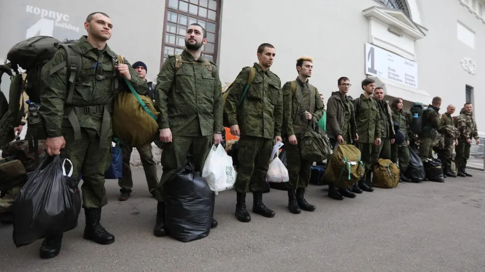 На HeadHunter опубликовано более 2,5 тыс. вакансий по воинскому учёту и мобподготовке, почти 1,3 тыс. из них появились за последнюю неделю; работодатели ищут кадров для ведения учёта, бронирования резерва и мобпланирования.