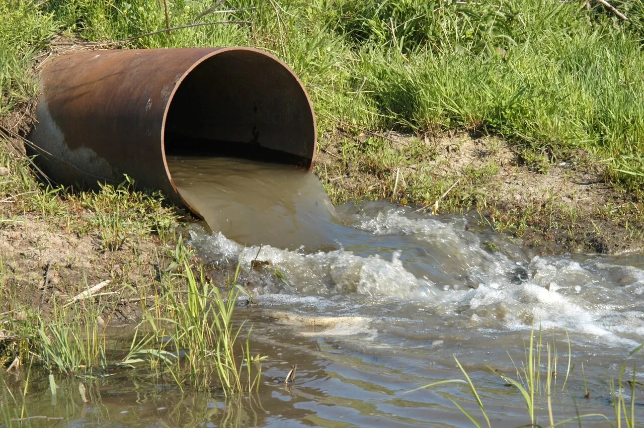 Законопроект освобождает водоканалы от платы за вред окружающей среде при наличии собственных экологических программ; Минприроды поддерживает идею с доработками, Счетная палата критикует проект.