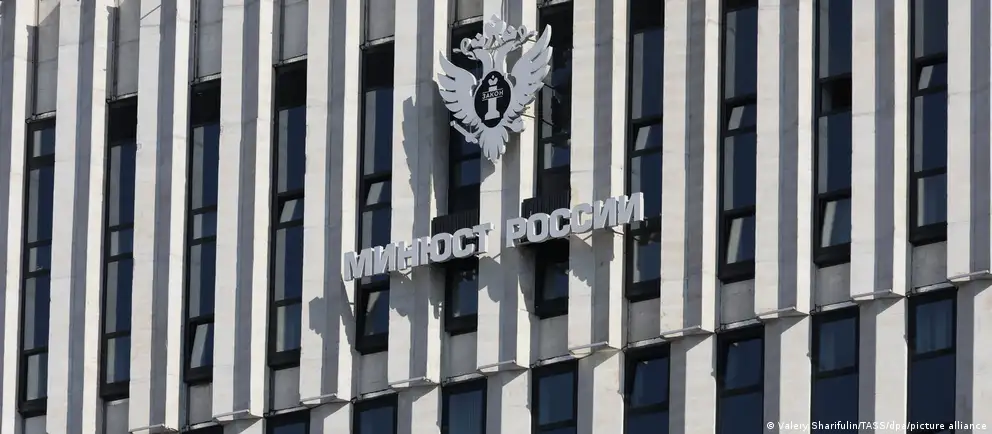 Расширение перечня коснулось международных и российских структур, включая Фонд защиты прав человека, возглавляемый Юлией Навальной, а также антивоенные и исследовательские центры.