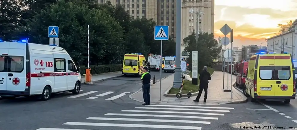 В центре Москвы прогремел взрыв у ресторана Balzi Rossi: несколько человек погибли, десятки пострадали. Следствие рассматривает версию попытки покушения на главнокомандующего Воздушно‑космическими силами.