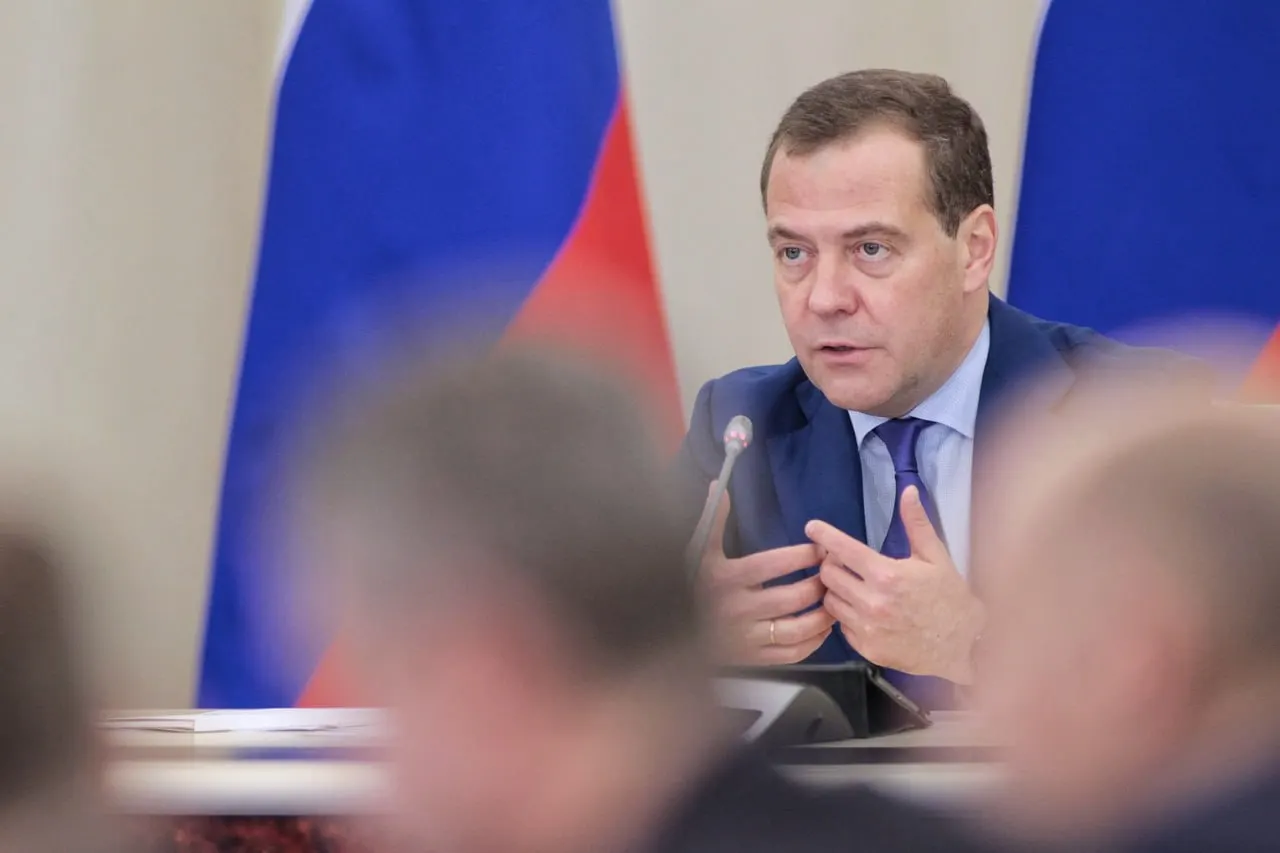Медведев заявил, что идеологическая конфронтация с Западом не исчезнет после завершения СВО, добавив, что воспитательные проблемы остаются как в отношениях с оппонентами, так и внутри страны.