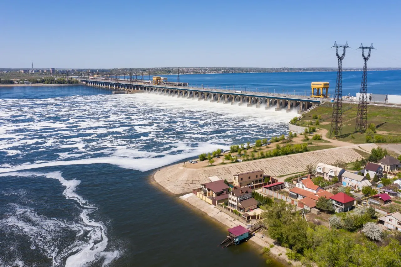 С 11 сентября по 10 октября вводятся новые режимы работы Волжской ГЭС. Осенний сброс 2026 года заметно выше прошлогоднего, однако ученые уверены, что это не навредит дельте Волги и Каспийскому морю и принесет пользу экосистеме.