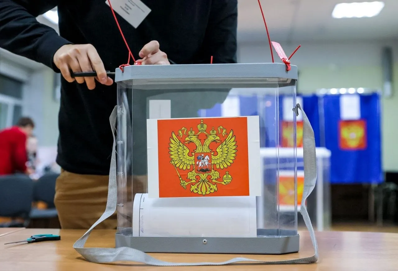 По данным опросов, распределение голосов указывает на лидерство Единой России и заметные колебания между партиями.