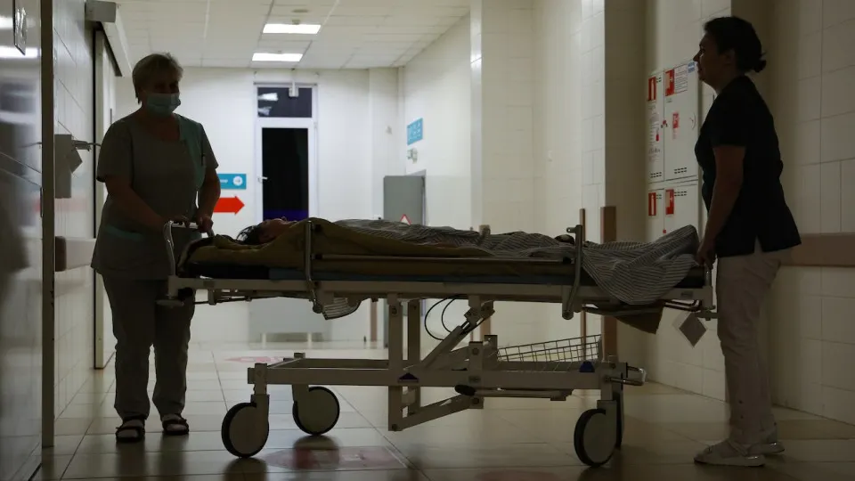 По данным Росстата, в здравоохранении и сфере социальной помощи в начале 2026 года зафиксировано сокращение штатов: увольнения и частичные сокращения, смена численности занятых.