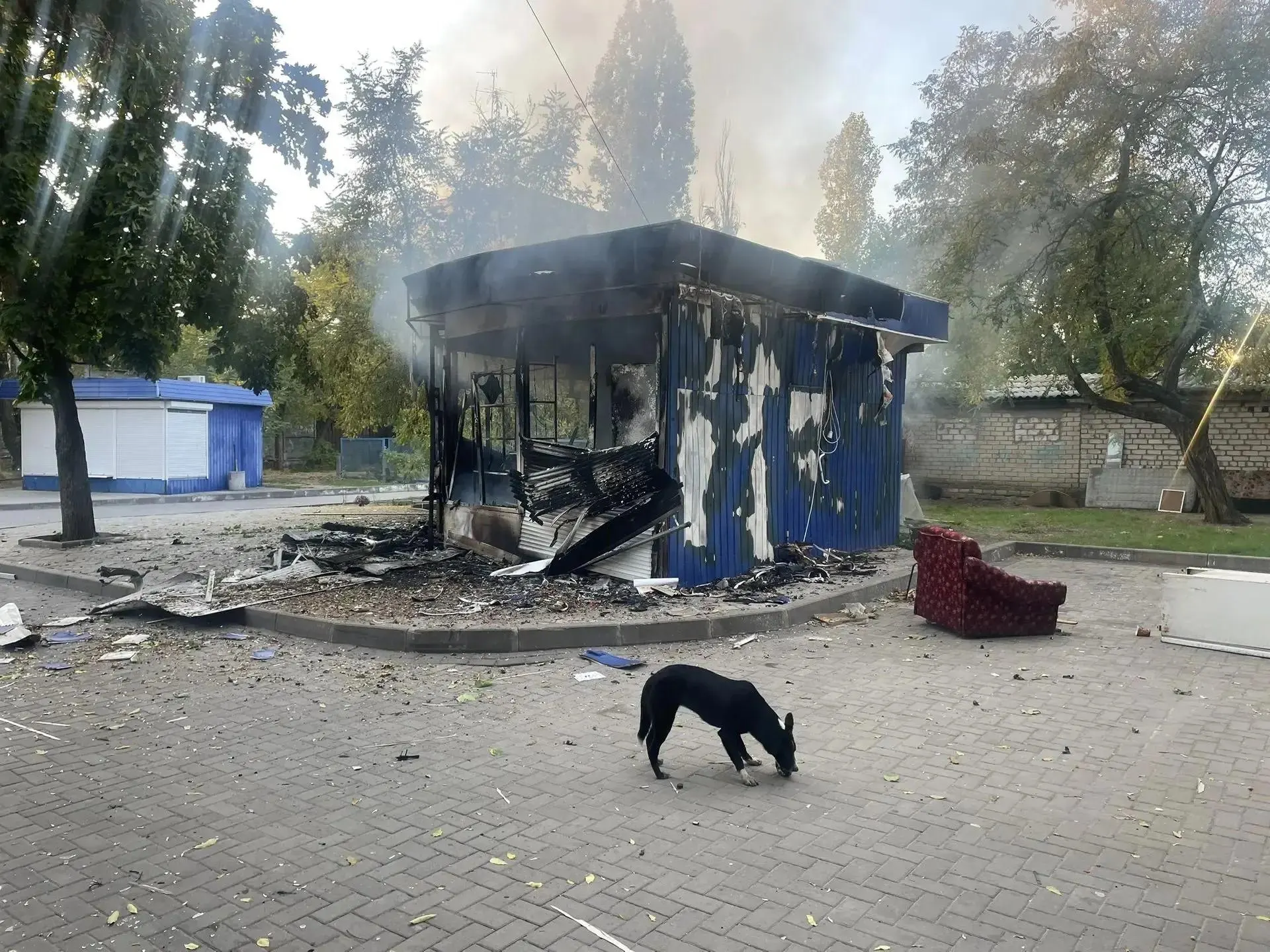 Удары зафиксированы в центральной части страны; поступают тревожные сообщения о пострадавших и возгорании магазина.
