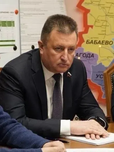 Проект закона сенатора Евгения Богомазова даёт чиновникам возможность повышать тарифы на содержание и ремонт жилья: общие собрания сохранятся, но будут действовать лишь для увеличения сумм. Это лишит жильцов реального механизма снижения расходов и увеличит траты многих домов.