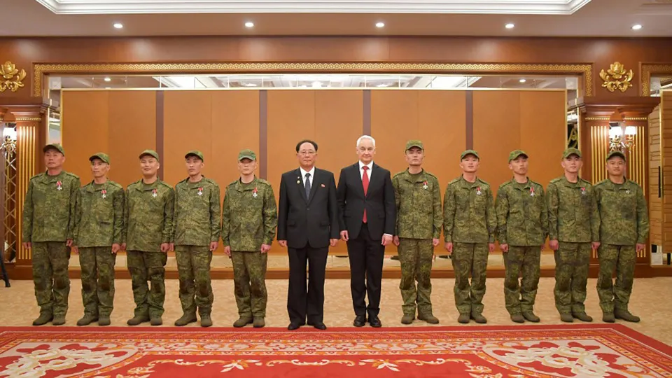 На фотографиях из недавно открытого в Пхеньяне военного музея запечатлено вручение российских государственных наград северокорейским военным, которые, по подписи, участвовали в операции в Курской области. О церемонии в российских официальных сводках не сообщалось.