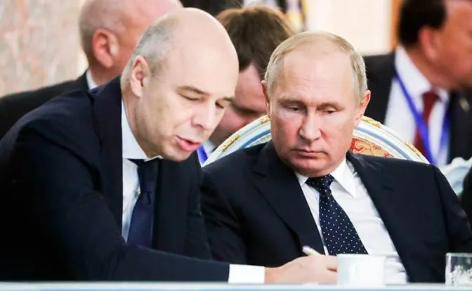 Глава Минфина сообщил о необходимости «коррекции» бюджета-2026, депутат КПРФ расценивает это как признание невозможности его исполнения. Дефицит достиг 5,9 трлн руб., при этом в 2026 году вступили в силу повышение НДС и рост налоговой нагрузки на малый бизнес.