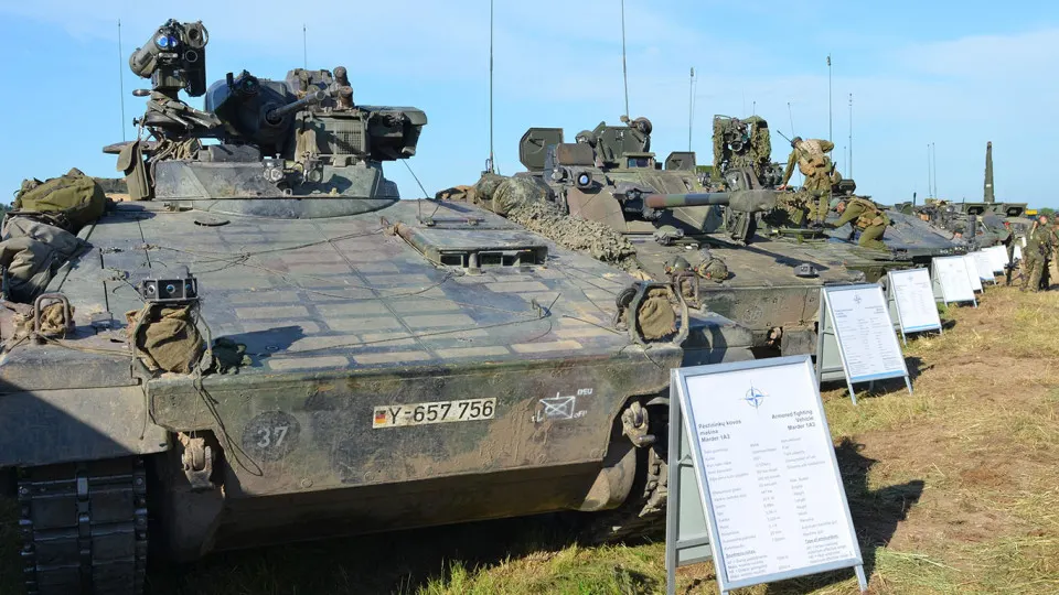 Альянс планирует добавить корпуса и нарастить силы для быстрой переброски войск в Латвию и Эстонию. Решение последовало на фоне изменений в российских законах о применении армии за рубежом и заявлений российских властей о защите соотечественников.
