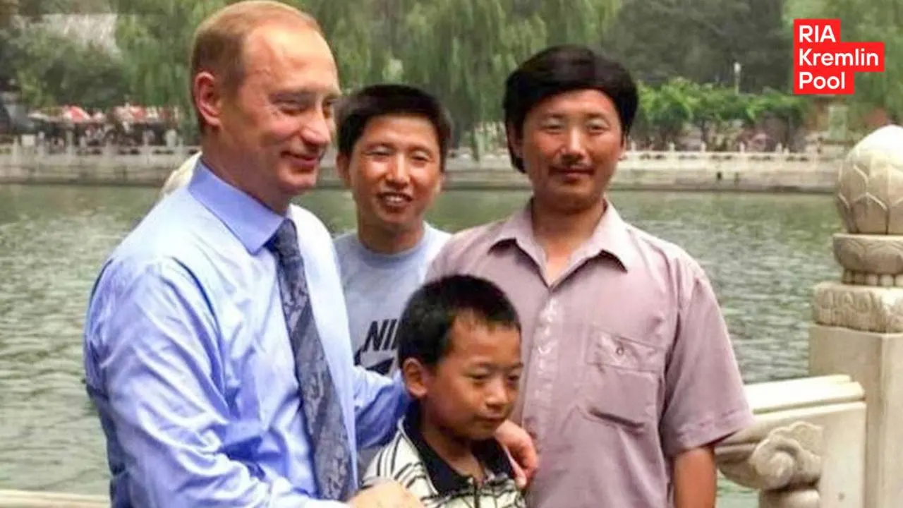 Человек, запечатлённый на снимке с президентом в начале 2000-х, вырос, стал инженером, учился в Москве и рассказал о желании поделиться этой историей.