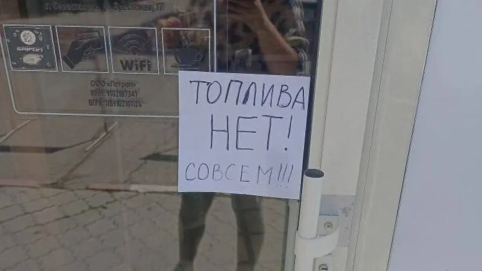 В аннексированном Крыму с 31 мая вводятся талоны на бензин АИ‑95 и ограничение на розничную продажу АИ‑92 — не более 20 литров на одно транспортное средство. Меры принимаются на фоне массовых перебоев в работе НПЗ и нарушений логистики.