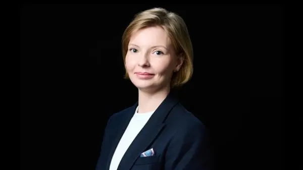 С 1 сентября владельцы и администраторы доменов в зонах .ru, .рф и .su обязаны пройти идентификацию через портал «Госуслуги». Регистраторы уже предлагают процедуру через ЕСИА без сканов документов; для крупных портфелей доступны корпоративные сервисы по аудиту и подготовке.