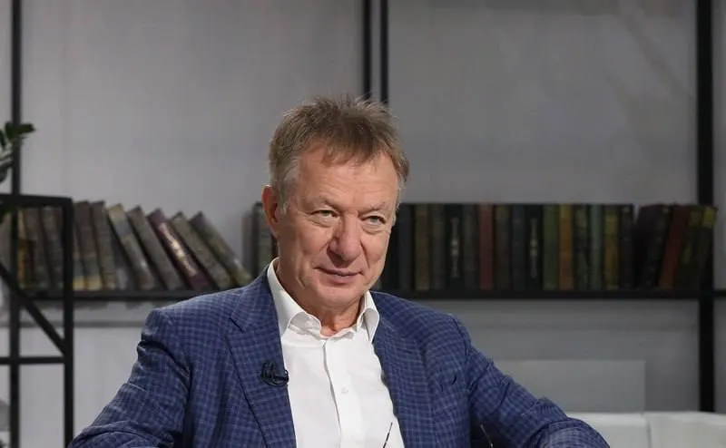 Бизнесмен с нидерландским паспортом уехал через Белоруссию после того, как суд признал его и связанный фонд «экстремистским объединением» и постановил конфисковать активы примерно на 8 млрд рублей; часть активов уже передана в госсобственность.