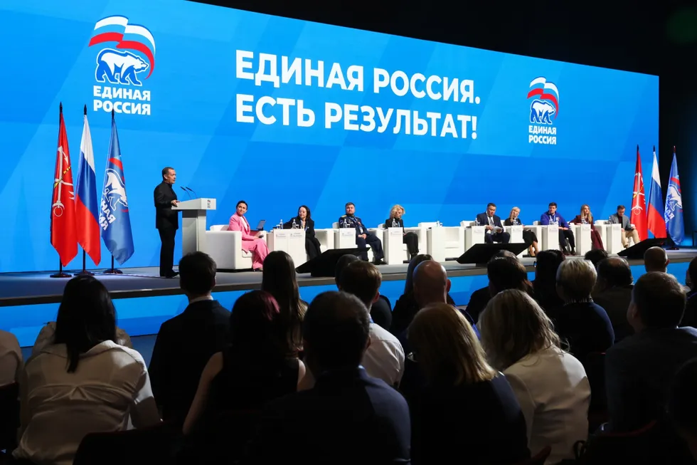 Пресс‑политический блок администрации президента поручил лояльным изданиям избегать слова «запрет» в заголовках и сместить акцент на «позитивные» инициативы и критику запретительных мер — чтобы снизить негативный фон накануне выборов.