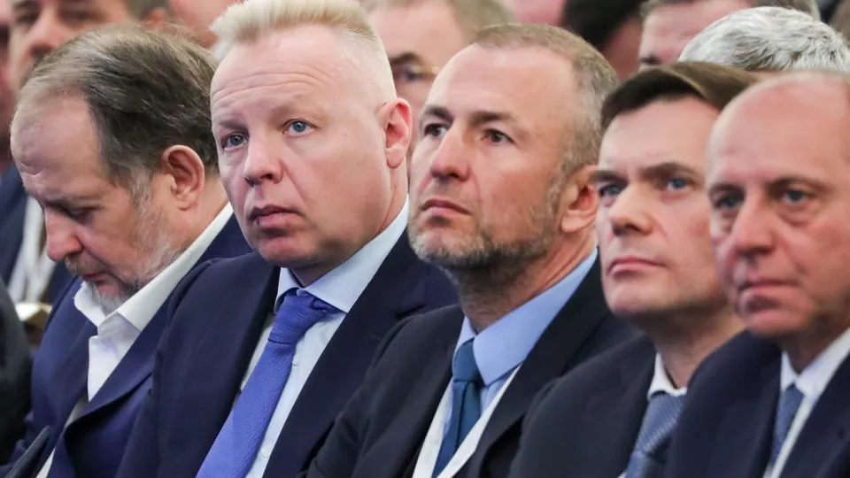 Крупное бизнес‑объединение предлагает не публиковать в открытом доступе судебные акты и сведения об участниках дел, где компании требуют компенсации убытков от санкций. Инициативу рассматривают в администрации и Минюсте; Минэкономразвития предупреждает о рисках для имиджа юрисдикции и инвестиций.
