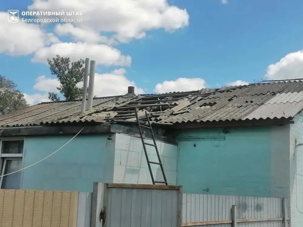 Налёты беспилотников затронули три региона: в результате пожаров эвакуируют людей, официальная информация о пострадавших и ущербе уточняется.
