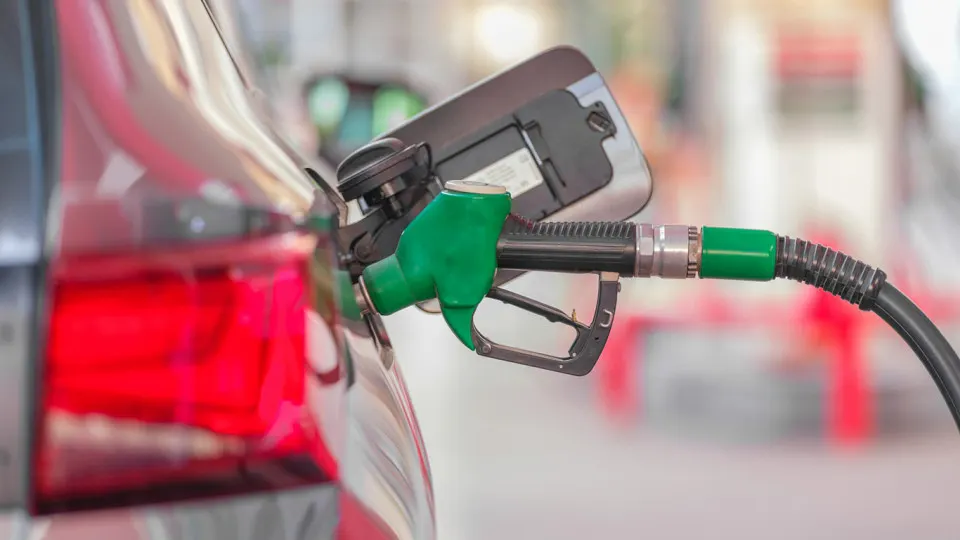В ряде регионов из‑за атак по нефтеперерабатывающим заводам ввели нормы отпуска топлива: в Севастополе — талоны и ограничение по бензину, а несколько крупных НПЗ в центральной части страны сократили или приостановили переработку.
