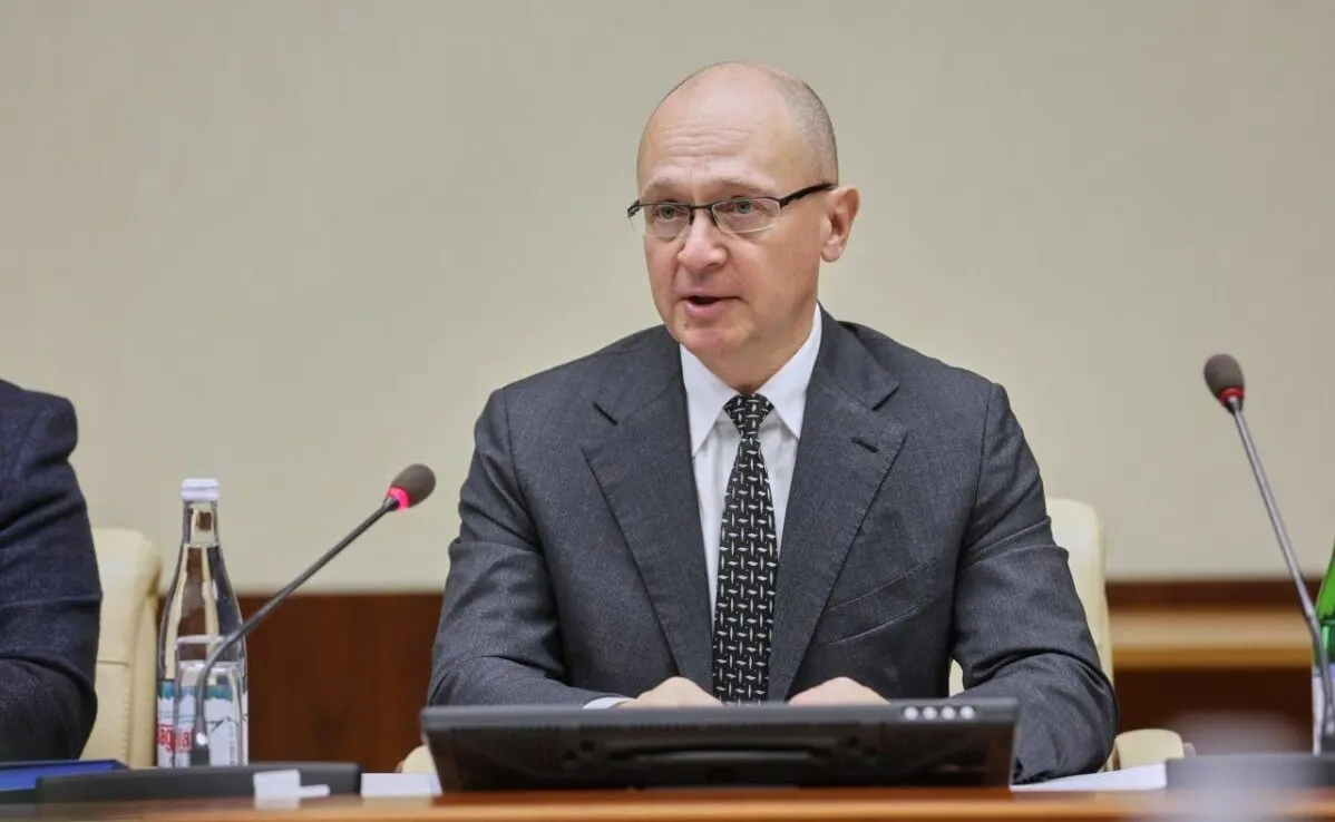Внутри властной вертикали нарастает раскол: политический блок предлагает «политические технологии», спецслужбы настаивают на жёстком контроле. Внутренние источники и аналитики оценивают ситуацию как серьёзную борьбу за влияние.