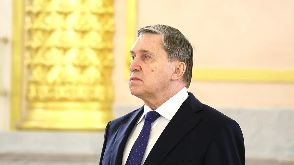 Помощник российского руководителя заявил, что конфликт не завершится до вывода войск из Донбасса. Он отметил и активные телефонные контакты по попыткам урегулирования, а президент ранее говорил о готовности встретиться при условии окончательных соглашений.