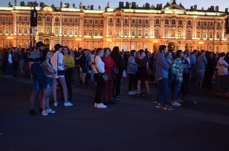 В ночь с 27 на 28 июня в Санкт-Петербурге пройдёт концерт «Алые паруса — 2026» для выпускников, одновременно в стране анонсированы 300 приоритетных образовательных программ и увеличены бюджетные места; в Смоленске пройдут молодёжные мероприятия.