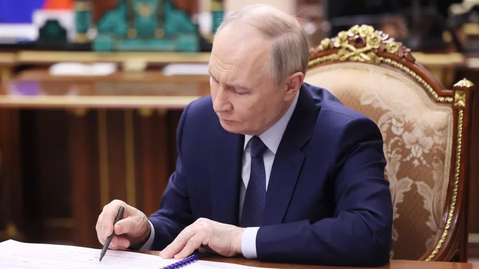 Закон разрешает арест активов граждан РФ, находящихся за рубежом, за дискредитацию армии, призывы к санкциям, распространение экстремистских материалов и другие деяния; вступит в силу 1 сентября 2026 года.