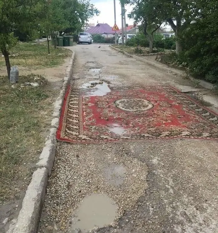 В Госдуму внесён законопроект, который позволил бы жителям менять асфальт во дворах и на местных дорогах без согласования; в правительстве инициативу не поддержали, отмечая, что ремонтами должны заниматься специалисты.