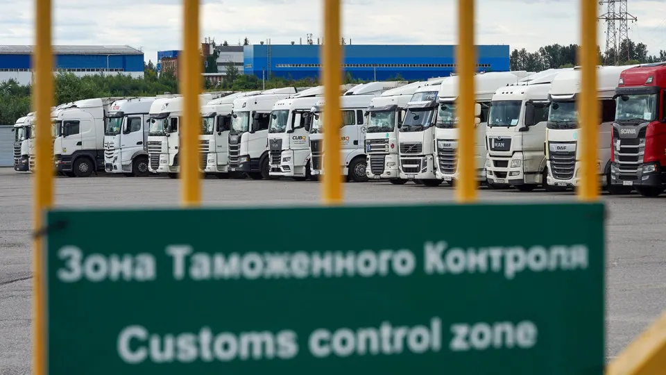 Правительство ввело переходный период для системы СПОТ: до его окончания обеспечительные платежи в виде НДС и акцизов не требуются. Одновременно упрощённый порядок ввоза из стран ЕАЭС продлён до 31 августа — это отсрочит ужесточение контроля над импортом и даст компаниям больше времени на адаптацию.
