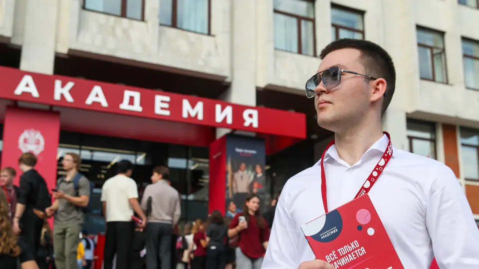 В столице разослали предложения о вступлении в добровольческий отряд для борьбы с беспилотниками: год службы, месячные выплаты 200 тыс. руб., премии за сбитые БПЛА и соцгарантии для семей. Контракт с Минобороны, но добровольцы не считаются военнослужащими и не направляются в зону СВО.