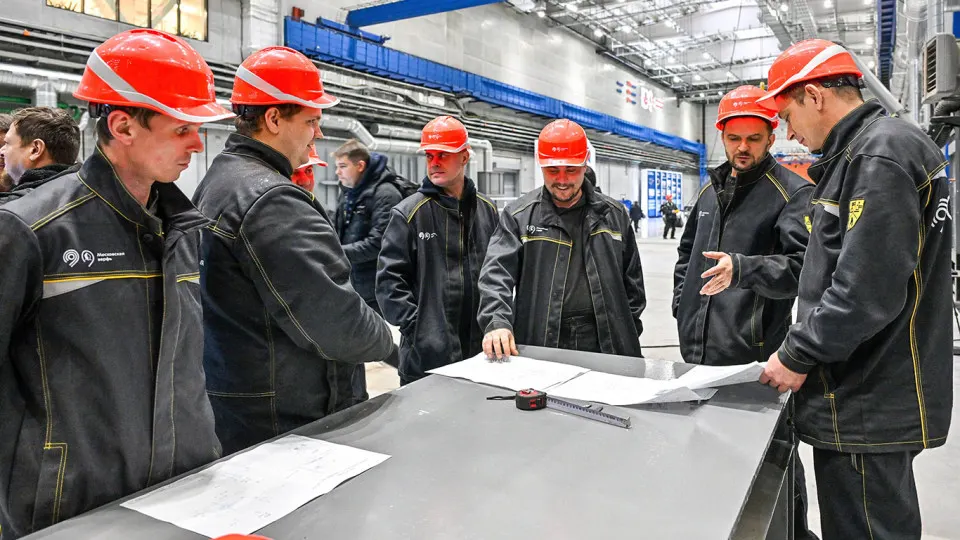 Опрос показал, что более трети работающих россиян сталкиваются с необходимостью сверхурочной работы; компенсацию в полном объёме получает лишь четверть. Основные причины — дефицит кадров, особенности госсектора и размытые границы удалённой работы. Закон уже увеличил годовой лимит сверхурочных.
