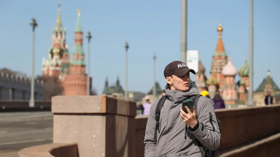 Правительство планирует ввести национальную систему учёта IMEI: операторы будут обязаны передавать данные об устройствах и блокировать SIM‑карты на аппаратах, внесённых в перечень запрещённых. Ожидаемая дата вступления — 1 марта 2027 года.