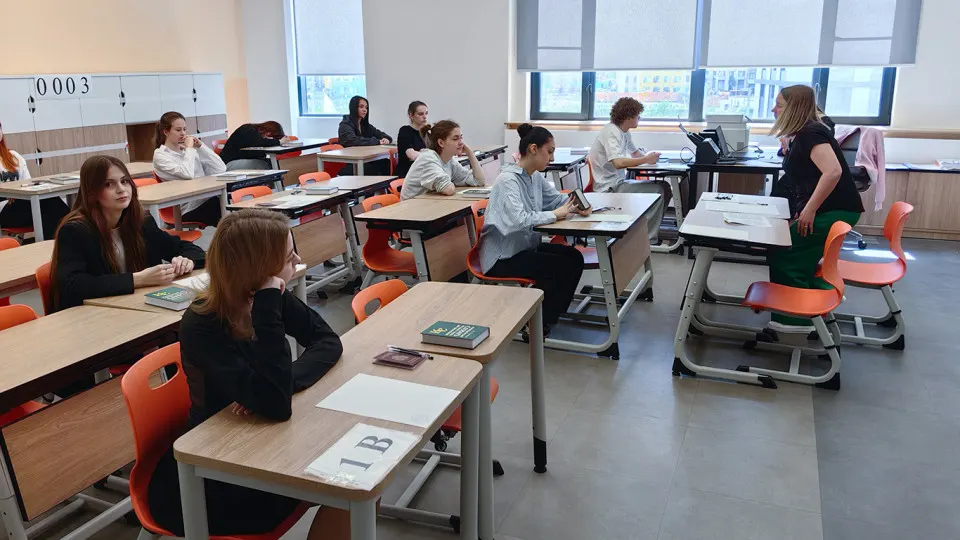 В обновлённом федеральном стандарте среднего общего образования углублённое изучение дисциплин перестанет быть обязательным. Школы и ученики смогут выбирать между базовым уровнем по всем предметам или углублением в рамках одного из профилей.