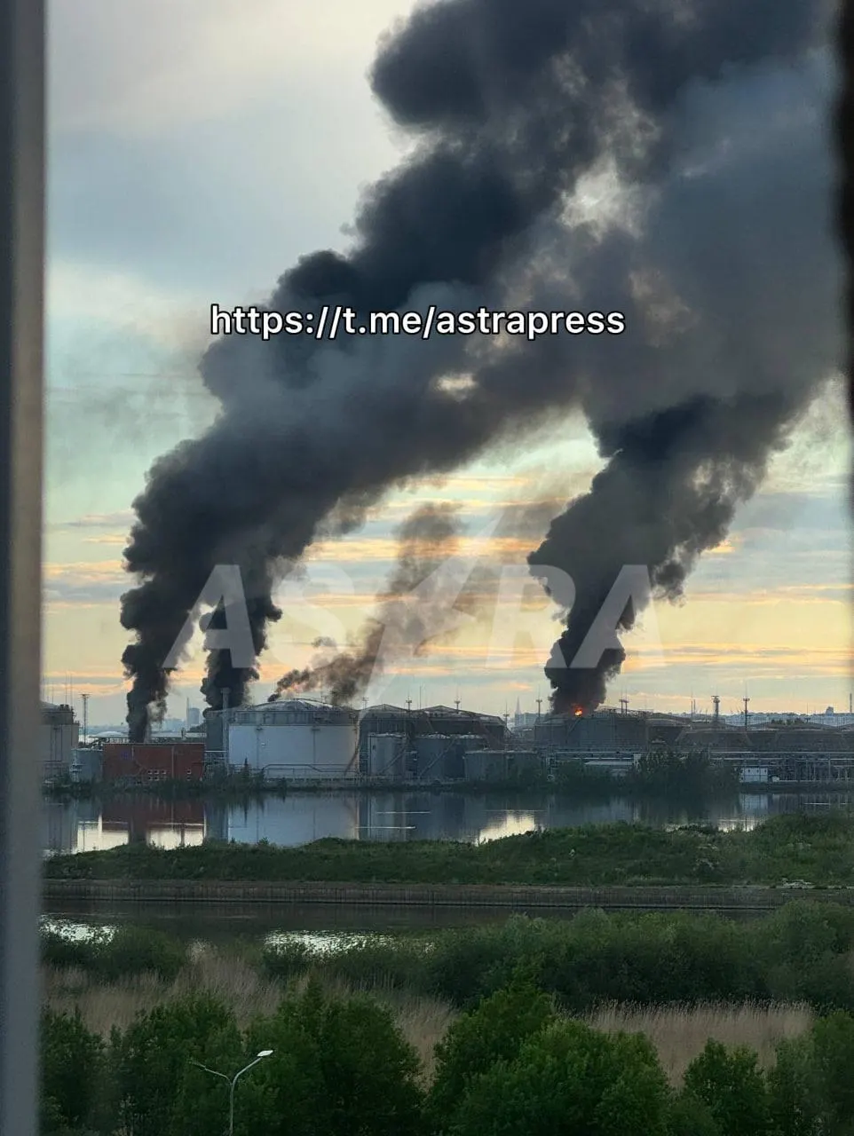 Ночная волна ударов беспилотников по регионам России привела к человеческим жертвам, повреждениям жилья и пожару на нефтетерминале в Санкт-Петербурге; оборонные структуры заявляют о перехвате сотен БПЛА.