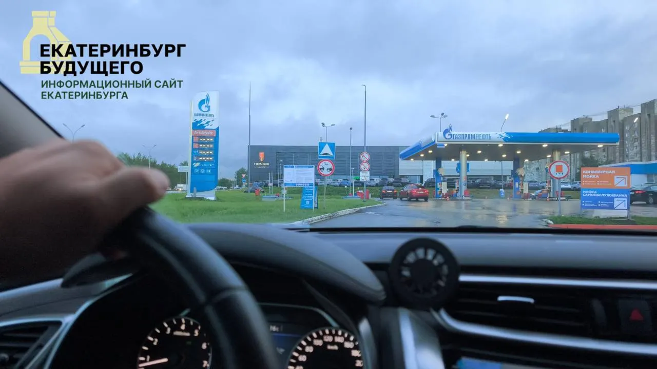 Средние цены на АИ‑92, АИ‑95 и дизельное топливо выросли, жители жалуются на дефицит и очереди на АЗС; власти обещают меры, но эксперты предостерегают, что административное сдерживание цен без решения причин дефицита может усугубить проблему.
