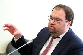 Глава Минцифры Максут Шадаев заявил на IT‑завтраке в рамках ПМЭФ‑2026, что внедрение механизмов возрастной идентификации на онлайн‑платформах — вопрос «ближайшей повестки». Минцифры изучает зарубежный опыт, в том числе платформы Roblox.