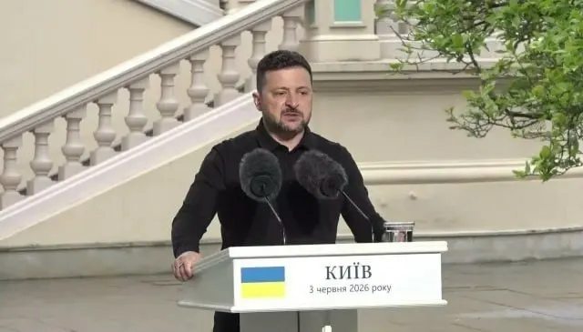 Президент Украины готов немедленно начать прямые переговоры с лидером РФ, но отмечает замедление процесса из‑за приоритетов США и не исключает наращивания ответных ударов в ответ на атаки.