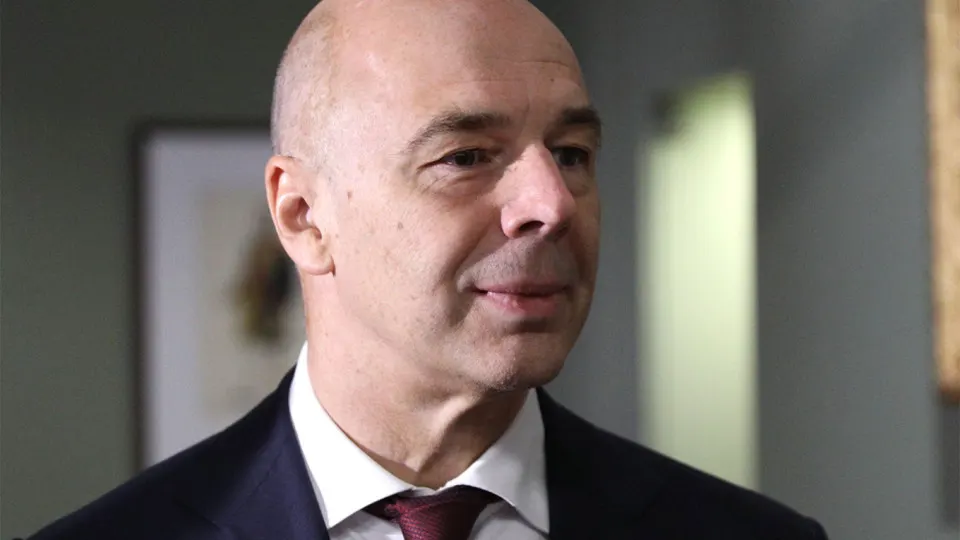 Минфин: компании топливно-энергетического комплекса должны самостоятельно закупать средства защиты, затраты можно включать в себестоимость. Между тем атаки беспилотников сокращают переработку нефти и увеличивают цены на топливо.