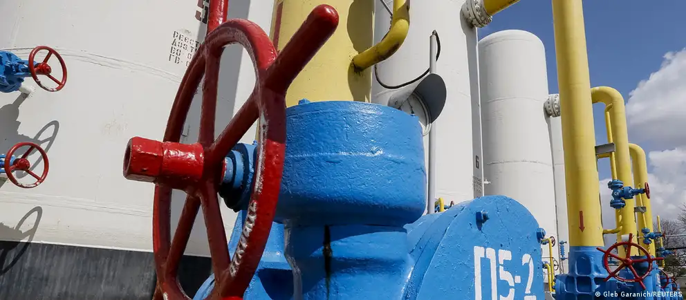 Украина не продлила контракт с «Газпромом», сославшись на национальную безопасность. Транзит остановлен — сильнее всего пострадала Молдова; Словакия, Чехия и Австрия нашли альтернативные маршруты, а Венгрия продолжает получать газ через «Турецкий поток».