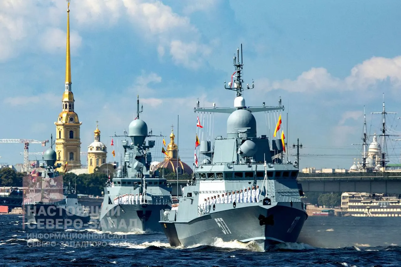 Минобороны не планирует проводить главный военно‑морской парад в Санкт‑Петербурге — событие отменяется второй год подряд. Ранее празднование проходило в сокращённом формате; День ВМФ в этом году будет отмечаться 26 июля.