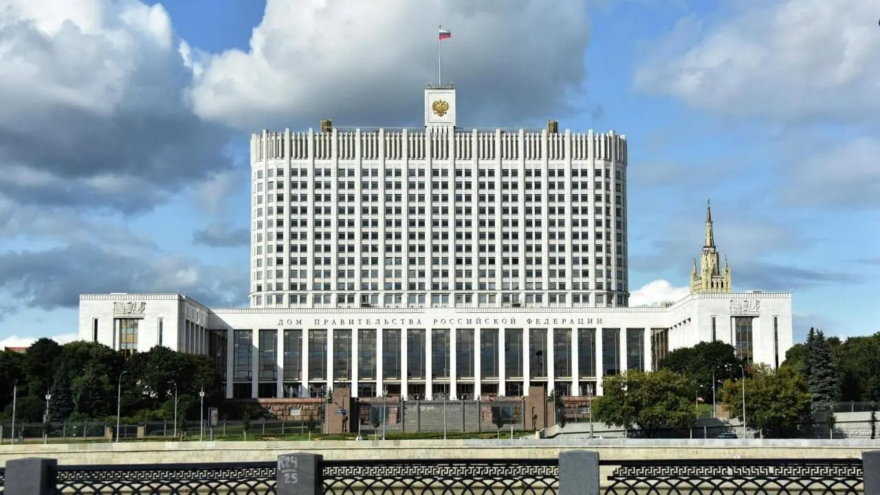 В Госдуму внесён законопроект о полной или частичной компенсации утильсбора для семей с тремя и более детьми, однако в правительстве указали на несогласованность инициативы и отсутствие источников финансирования.