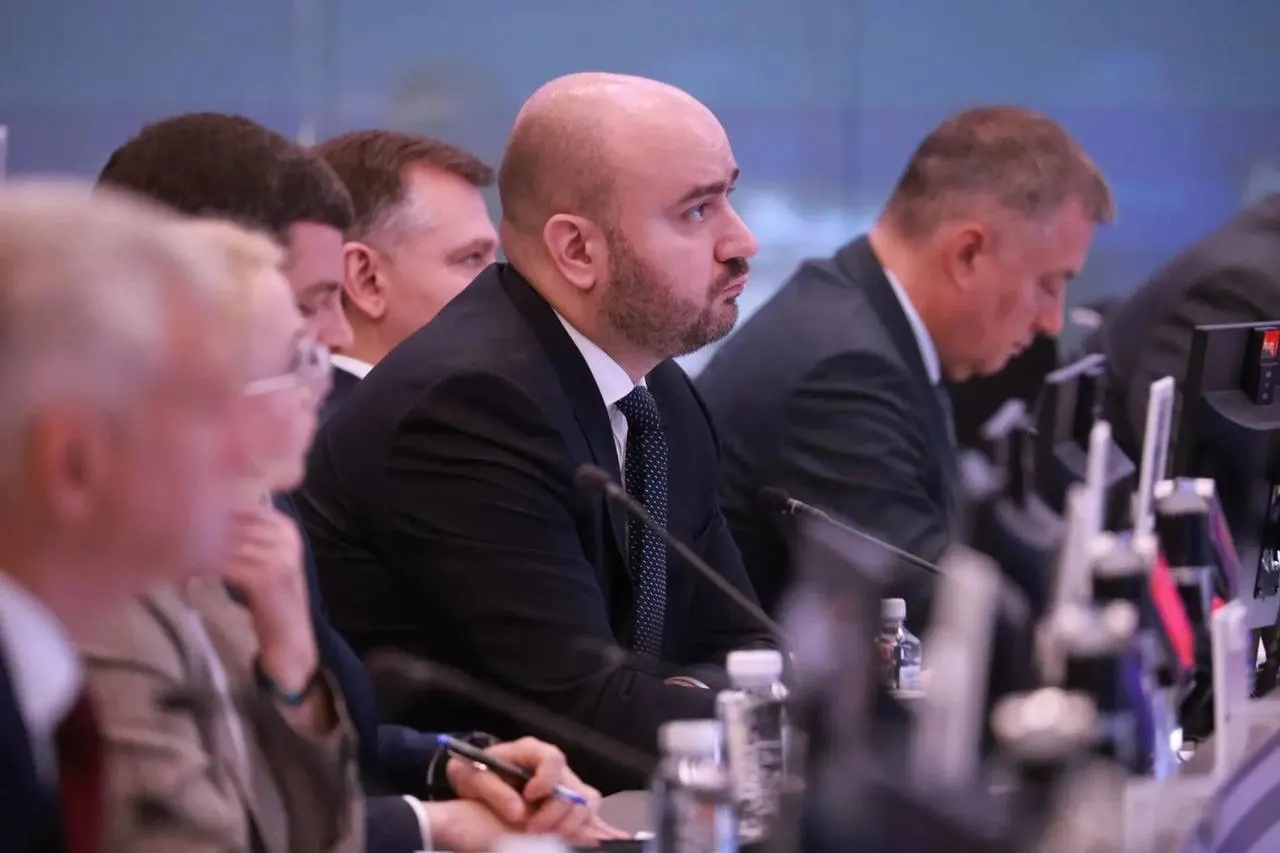 На совещании под руководством вице‑премьера обсуждали поставки бензина и дизеля в регионы, координацию действий федерального центра, регионов и поставщиков, а также мониторинг цен и логистики.