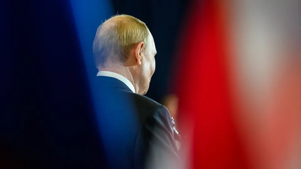 Госопрос «открытым» методом перестал публиковаться после падения показателя доверия к президенту до 29,5% в начале апреля. При этом «закрытые» опросы по-прежнему показывают значительно более высокий уровень доверия, а одобрение деятельности остаётся в районе двух третей.