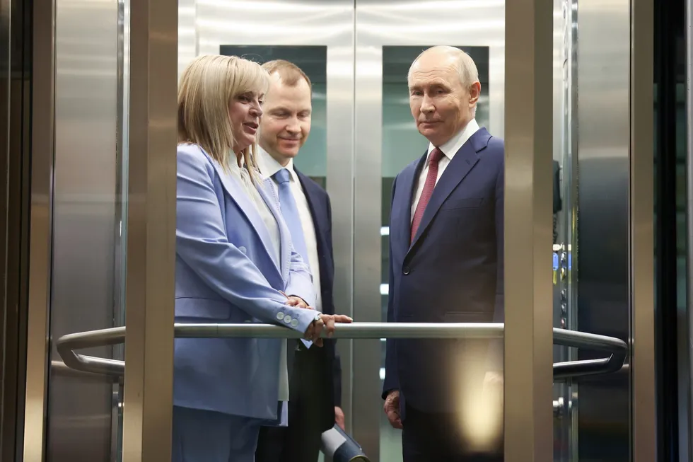 Руководители силовых ведомств настаивают на переносе или отмене сентябрьских думских выборов, ссылаясь на экономические трудности и угрозы безопасности. В администрации президента обсуждение пока носит в основном разговорный характер: официальных документов нет, а базовый сценарий остаётся — голосование 18–20 сентября.