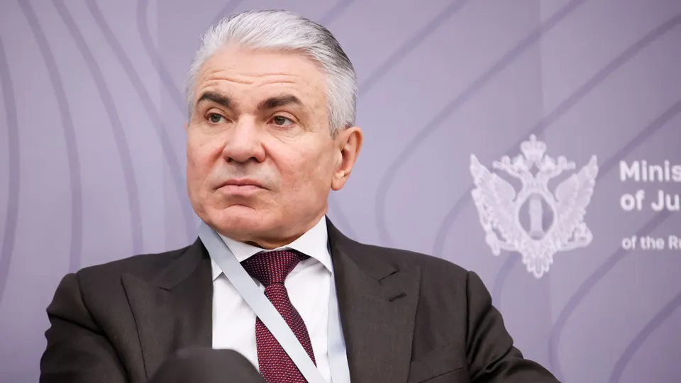 Заместитель министра юстиции заявил о необходимости обязать разработчиков внедрять фильтры, которые не позволят нейросетям подрывать суверенитет, и предложил ввести ответственность — от штрафов до уголовной.