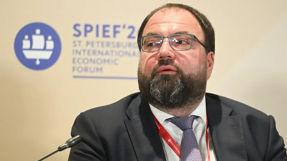 Минцифры заявляет о планах внедрить механизмы возрастной идентификации на онлайн‑платформах. Эксперты и депутаты обсуждают варианты верификации, риски утечек данных и необходимость законодательно закрепить требования.