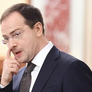 Помощник президента Владимир Мединский высказался за систему распределения выпускников и заключение трудовых контрактов для студентов, обучающихся за счёт государства или предприятий. Инициативу сравнивают с возвратом к административным методам распределения кадров.